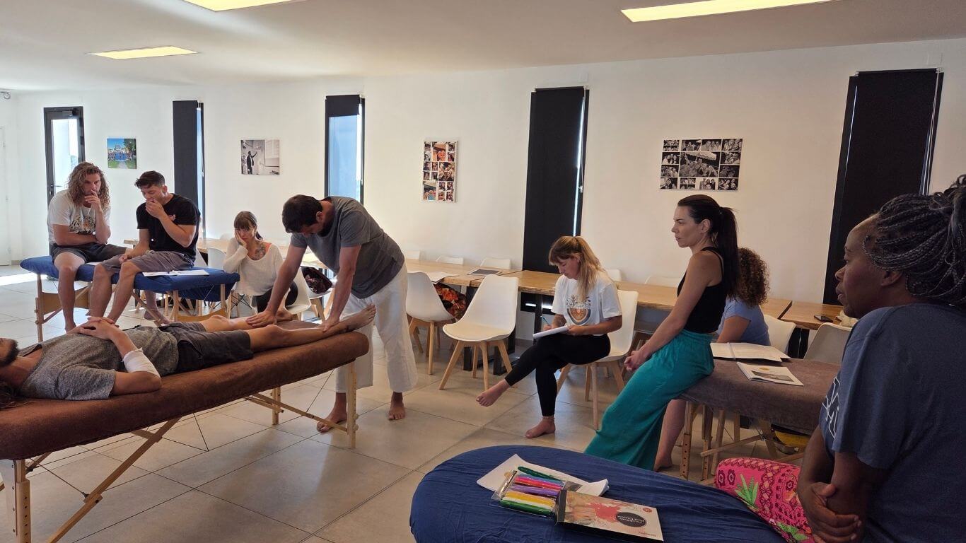 Pratique et intégration d'une séance complète de massage thaï sur table Niveau 1